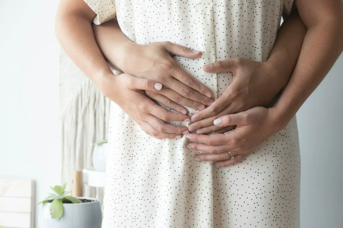 Casal com a mão na barriga no início da gestação - DNA gestacional não invasivo