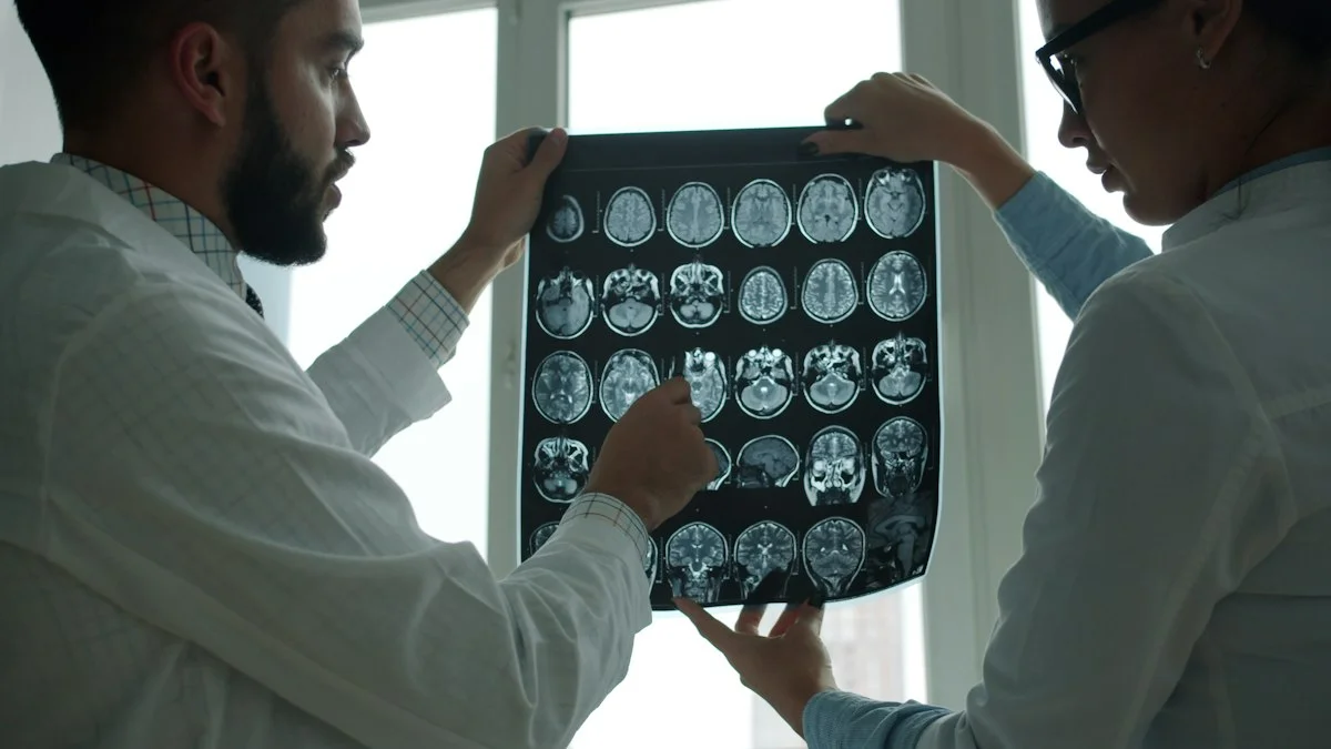 Médicos analisando ressonância do cérebro - Painel de ataxias hereditárias