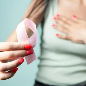 Mulher segurando laço rosa - Painel BRCA1 e BRCA2