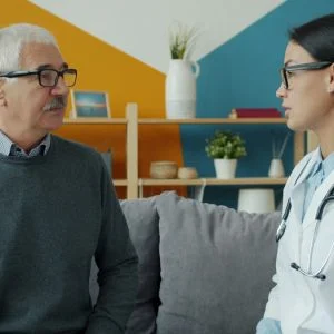 Médica atendendo paciente idoso - Painel de câncer de próstata hereditário
